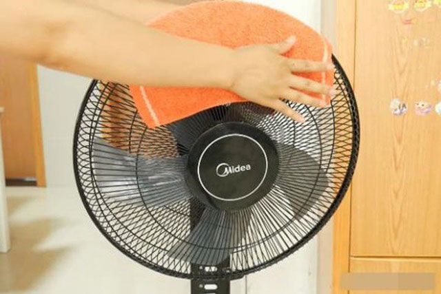 Đắp khăn ẩm vào quạt điện: Lợi ích bất ngờ, vừa mát như điều hòa lại tiết kiệm cực nhiều tiền điện