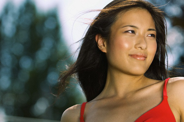 Lật tung đồ để dọn nhà, tôi nhặt được chiếc túi hồ sơ cũ mẹ chồng giấu dưới đệm nên mở ra xem và rồi bần thần vì những ghi chép của bà