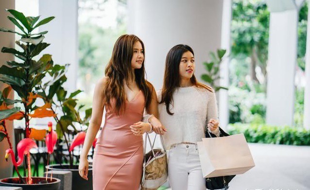 Cùng cô bạn thân đi mua hải sản, chị bán hàng tươi cười mời mọc khiến tôi rụng rời