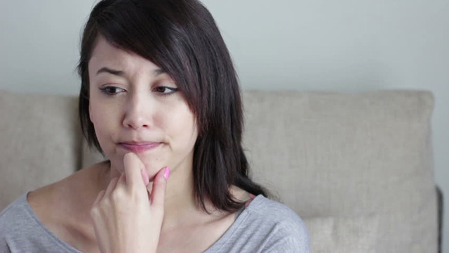 Chủ nhà liên tục gõ cửa nửa đêm để gạ gẫm chuyện giường chiếu, tôi dùng tuyệt chiêu khiến ông ta sợ 'hết hồn' nhưng có nên nói cho bà chủ không?