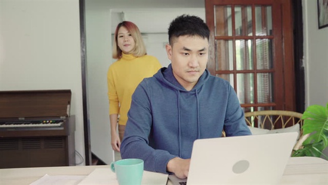 Cố gắng kiếm thật nhiều tiền để gia đình được hạnh phúc, nào ngờ có 100 tỷ đồng trong tay cũng là lúc vợ chồng tôi gặp tai họa