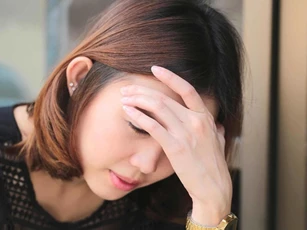Gói ghém kỉ vật của người chồng vừa qua đời vì tai nạn, có một tờ giấy mỏng rơi ra khiến tôi lạnh buốt cả người