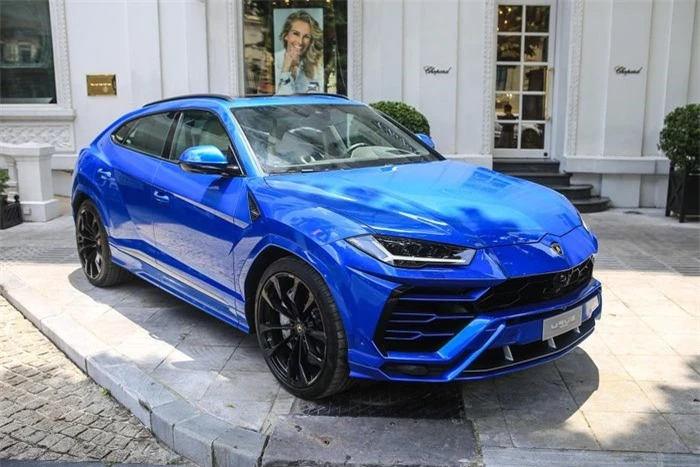  Một chiếc Lamborghini Urus vừa xuất hiện trên tuyến phố tại Hà Nội. Theo tìm hiểu, đây là chiếc xe được nhập khẩu theo diện chính hãng. 