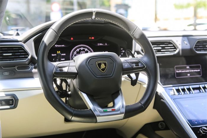  Các tính năng đáng chú ý trên Lamborghini Urus bao gồm hệ thống lái tự động khi tắc đường, cảnh báo chệch làn đường, cảnh báo tiền va chạm, nhận diện biển báo...