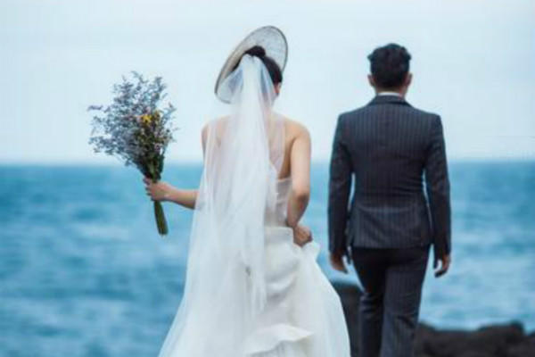 Đêm tân hôn mãi không thấy chồng xuất hiện, cô dâu xuống phòng mẹ chồng chứng kiến "màn bóc phong bì" mà lao đầu bỏ chạy về nhà đẻ