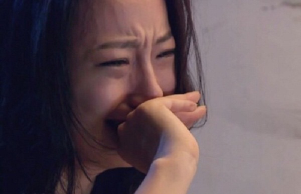 Con trai 2 tuổi của tôi có một đôi mắt rất đẹp nhưng mỗi khi nhìn vào đôi mắt con trong lòng tôi lại là sợ hãi và hoảng loạn dâng dầy