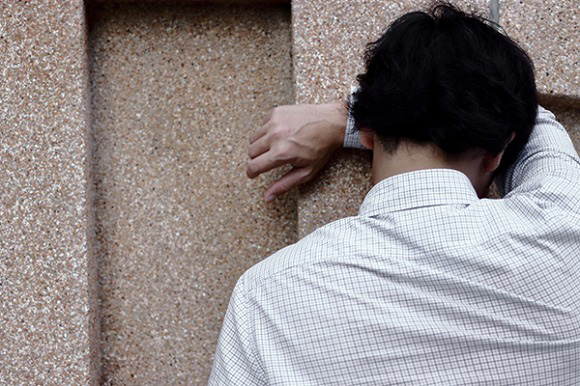 Vừa nghèo vừa xấu khiến tôi không thể lấy được vợ, đang lúc chán nản mẹ đưa cho một chiếc túi làm thay đổi cả cuộc đời tôi