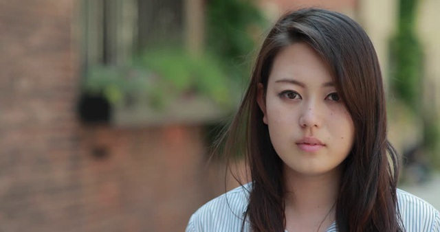 Cầm giấy đăng ký kết hôn trên tay, tôi nói với người yêu cũ của chồng một câu khiến cô ta xám ngoét mặt mày rồi ngã xuống bất lực