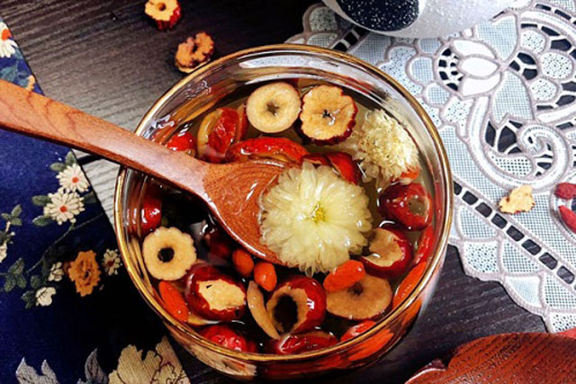 Hoa cúc đem ngâm với loại quả này, tác dụng tương đương chạy 3km