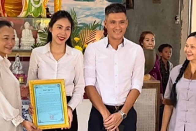 Thủy Tiên - Công Vinh đi phát quà sau loạt ồn ào từ thiện, phản ứng của người dân địa phương gây chú ý