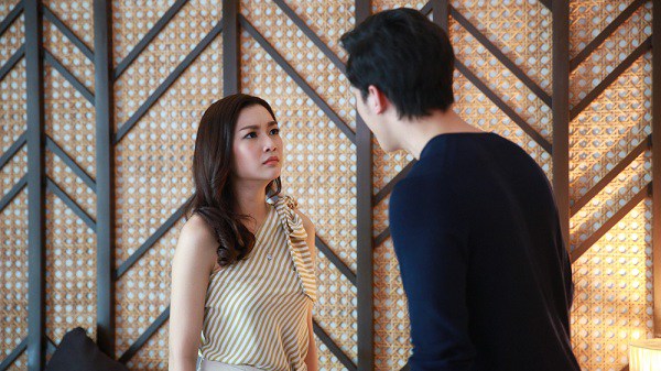 Vắng nhà một đêm về, đi tắm nhờ vợ lấy quần áo, tôi rụng rời nhìn chiếc quần vợ đưa
