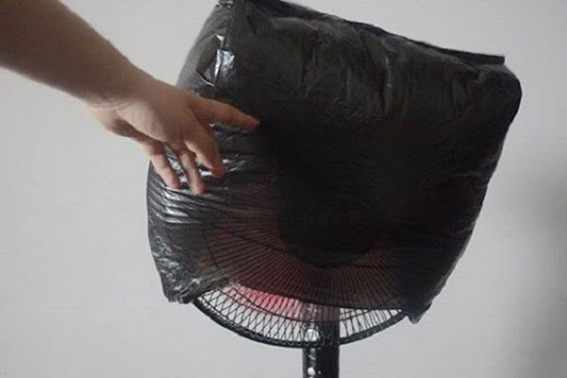 Dùng túi nilon theo cách này, vệ sinh quạt không còn vất vả, chẳng cần tháo khung