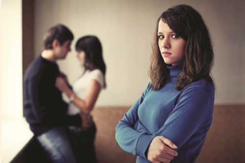 Vợ mắt tròn mắt dẹt khi nghe tin cô hàng xóm trẻ có bầu, chồng lại nhấp nhổm như ngồi trên đống lửa