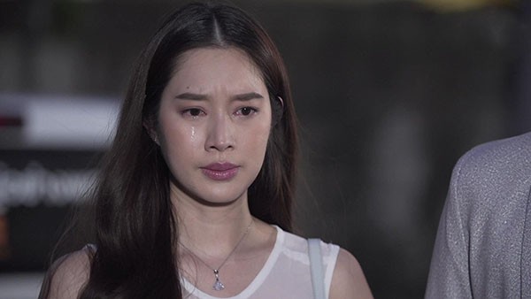 Đêm tân hôn, vừa lật chăn lên tôi đã bị chồng bịt miệng không cho nói, nhìn người đang nằm cùng anh mà tôi thảng thốt, nước mắt tuôn rơi