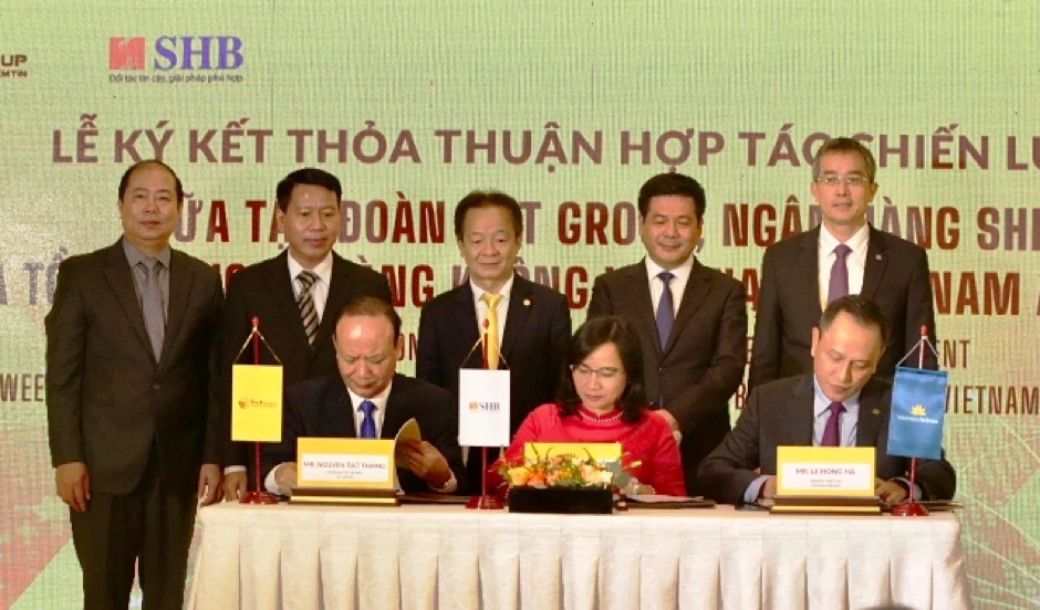 Đại diện lãnh đạo Tập đoàn T&T Group, Ngân hàng SHB và Vietnam Airlines ký thỏa thuận hợp tác chiến lược.