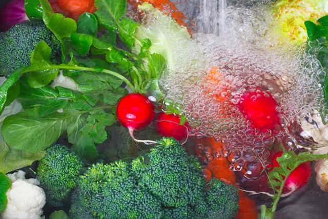 Ngâm rau với nước muối loãng cho sạch hóa chất là sai: Đây mới là cách làm đúng đơn giản mà hiệu quả