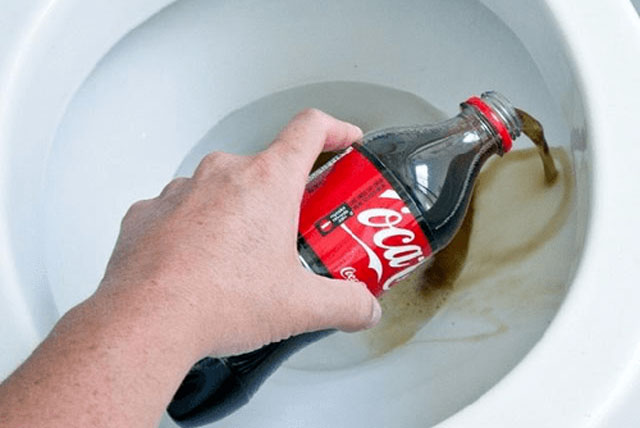 Hướng dẫn cách thông tắc cống bằng Coca hiệu quả tại nhà: Hết mùi hôi tanh, hết tắc nghẽn