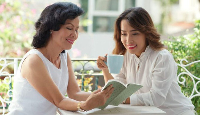 Về làm dâu, mẹ chồng không cho nấu cơm, vài ngày sau lén nhìn bà nấu canh thì tôi lạnh sống lưng vì sợ