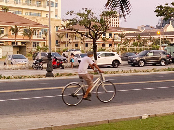 Xe đạp là phương tiện tham gia giao thông bình thường và chấp hành Luật Giao thông đường bộ như các loại phương tiện khác để đảm bảo an toàn
