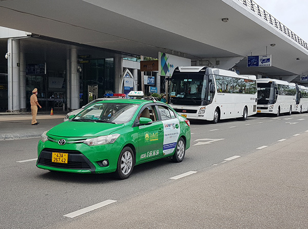 Tại Đà Nẵng, taxi đã giảm giá cước nhưng xe khách tuyến cố định, xe buýt vẫn tiếp tục "neo" ở giá cao.
