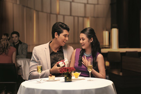 Vào ngày cưới, vợ tôi khiến mọi người sửng sốt á khẩu khi trông thấy cách ăn mặc dị hợm của cô ấy