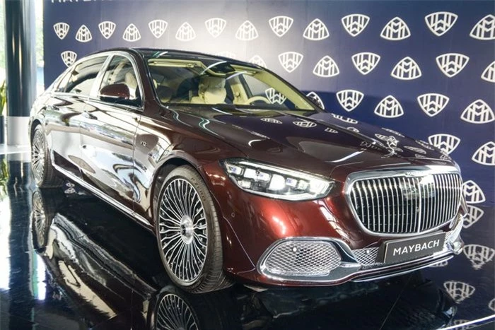  Không lâu sau khi mở bán Mercedes-Maybach phiên bản SUV, Mercedes-Benz Việt Nam (MBV) tiếp tục giới thiệu Mercedes-Maybach S 680 4MATIC. Đây là dòng xe cao cấp nhất của Maybach. 