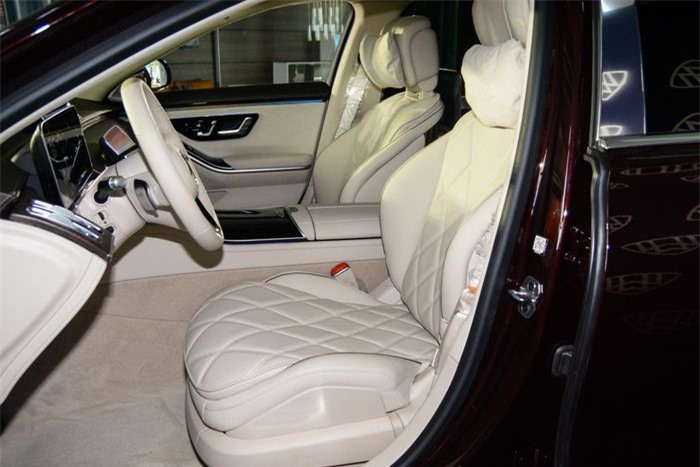  Ghế ngồi dùng chất liệu da được Mercedes-Benz đặt tên là Maybach Exclusive Nappa, trên mặt ghế được thêu các họa tiết kim cương bằng phương pháp thủ công. 