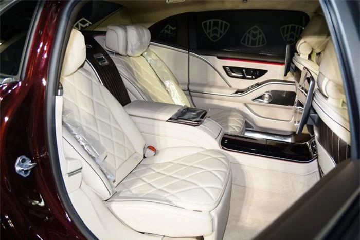  Hàng ghế sau trên Maybach S 680 có khả năng ngả lưng 43,5 độ, đi kèm là nhiều chế độ massage. 