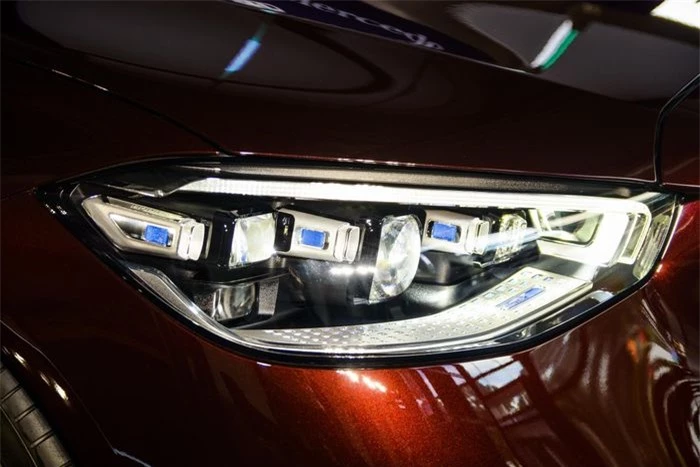  Đèn chiếu sáng chính trên Mercedes-Maybach S 680 dùng công nghệ Digital Light với chức năng mở rộng góc chiếu Ultra Range Highbeam. 