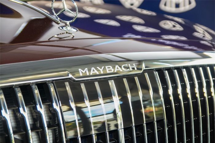 Huy hiệu Maybach được gắn ở vị trí cột C. Phía trước đầu xe cũng có ký tự “MAYBACH” tạo điểm nhấn.