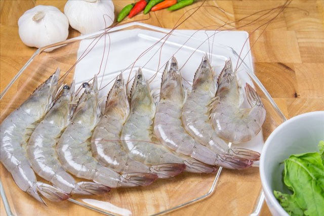 Cho muối vào hũ tôm tươi, tha hồ để cả tuần vẫn chắc thịt như mới