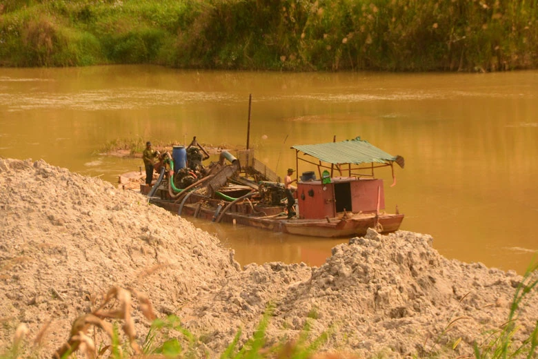 "Cát tặc" khai thác cát trái phép trên nhiều nhánh sông tại tỉnh Lâm Đồng.