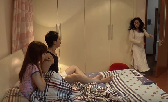 Vợ chồng đang đêm ngủ lại giật mình với hành động bất ngờ của mẹ chồng