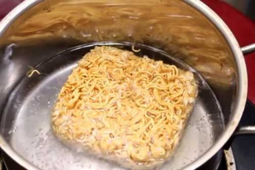 Nấu mì tôm, cho mì hay cho gói gia vị vào trước: Tưởng đơn giản nhưng nhiều người làm sai