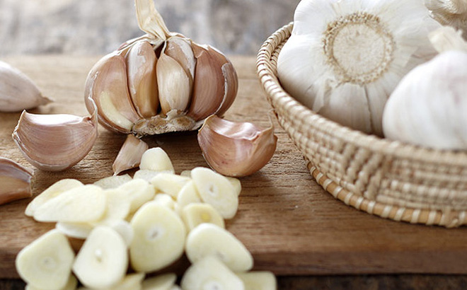 4 nguyên liệu trị mụn trứng cá rẻ tiền nhất