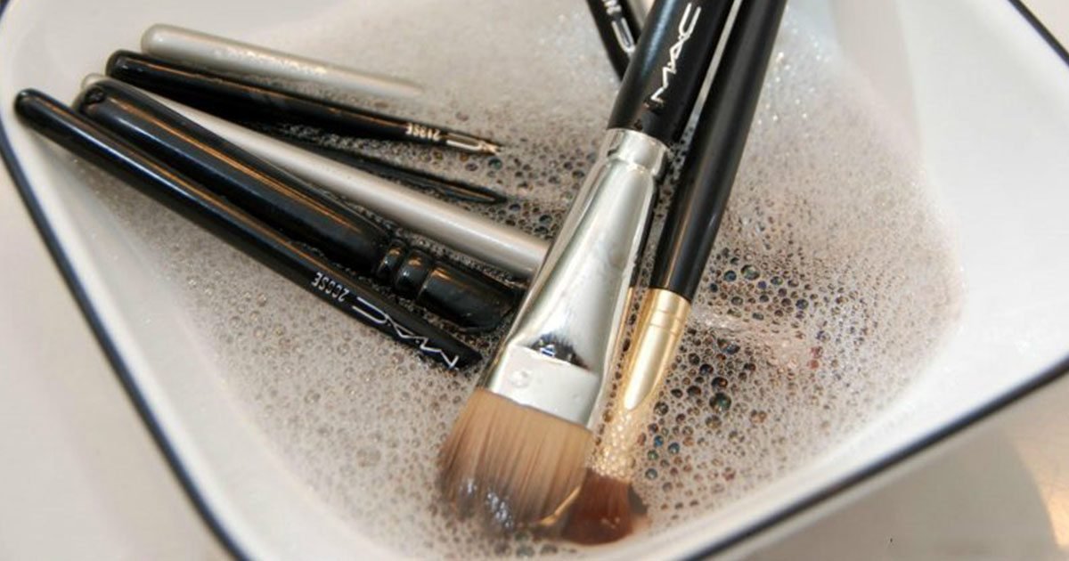 Trang điểm theo cách này mụn mọc chi chít