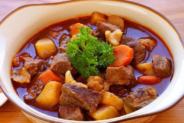 Hầm thịt bò nước sôi hay lạnh: Thả thêm thứ này giúp thịt nhanh mềm, hết sạch mùi hôi không khô dai