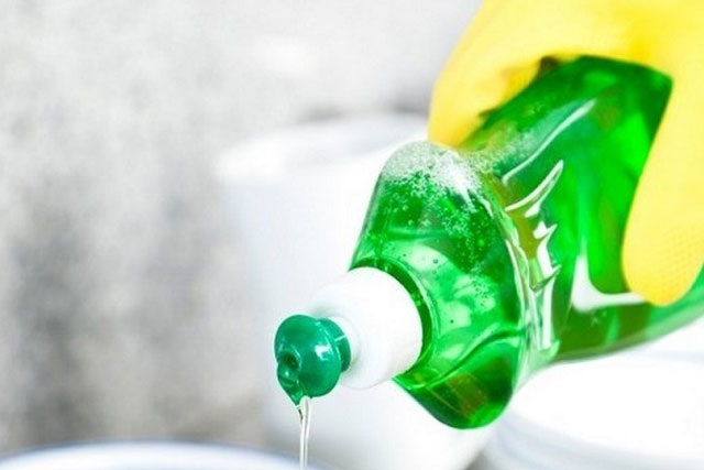 Không ngờ chỉ với vài giọt nước rửa bát đã giúp bạn thông bồn cầu hiệu quả, vài phút là thoát nước trơn tru