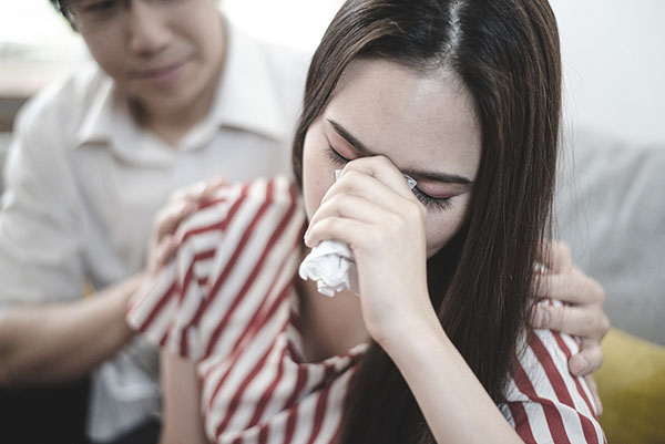 Lâu nay vẫn nhìn vợ bằng nửa con mắt, tới khi bị sếp 'dạy dỗ' giữa đám đông, chồng tôi cay cú nhiếc móc vợ rồi đổ cho tôi tội tày trời