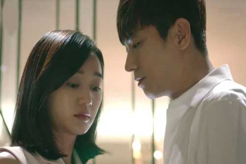 Nhìn những bức ảnh và "hợp đồng" thuê vợ trong điện thoại chồng, tôi đau điếng