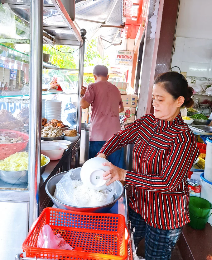 Bún Thùy bán từ sáng tới tối, nằm trên đường Tăng Bạt Hổ. Ảnh: Nguyên Chi