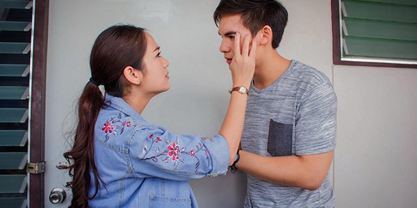 2 giờ sáng nghe tiếng nước chảy, em uể oải ngồi dậy rồi ôm mặt khóc nức nở khi thấy cảnh chồng đang lúi húi trong phòng tắm