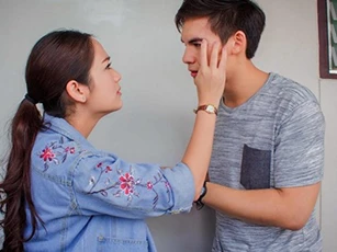 2 giờ sáng nghe tiếng nước chảy, em uể oải ngồi dậy rồi ôm mặt khóc nức nở khi thấy cảnh chồng đang lúi húi trong phòng tắm