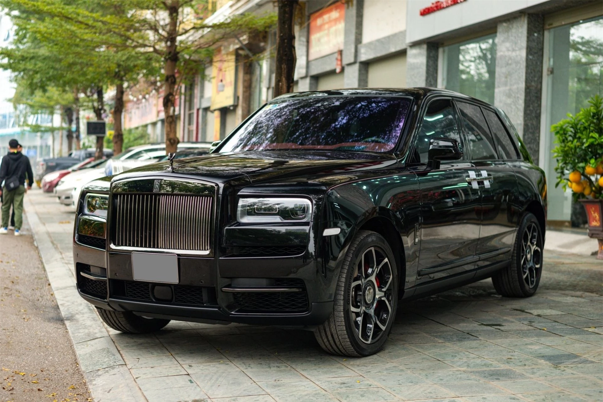 SUV siêu sang Rolls-Royce Cullinan Black Badge siêu lướt giá 'sương sương' 40 tỷ đồng 174134