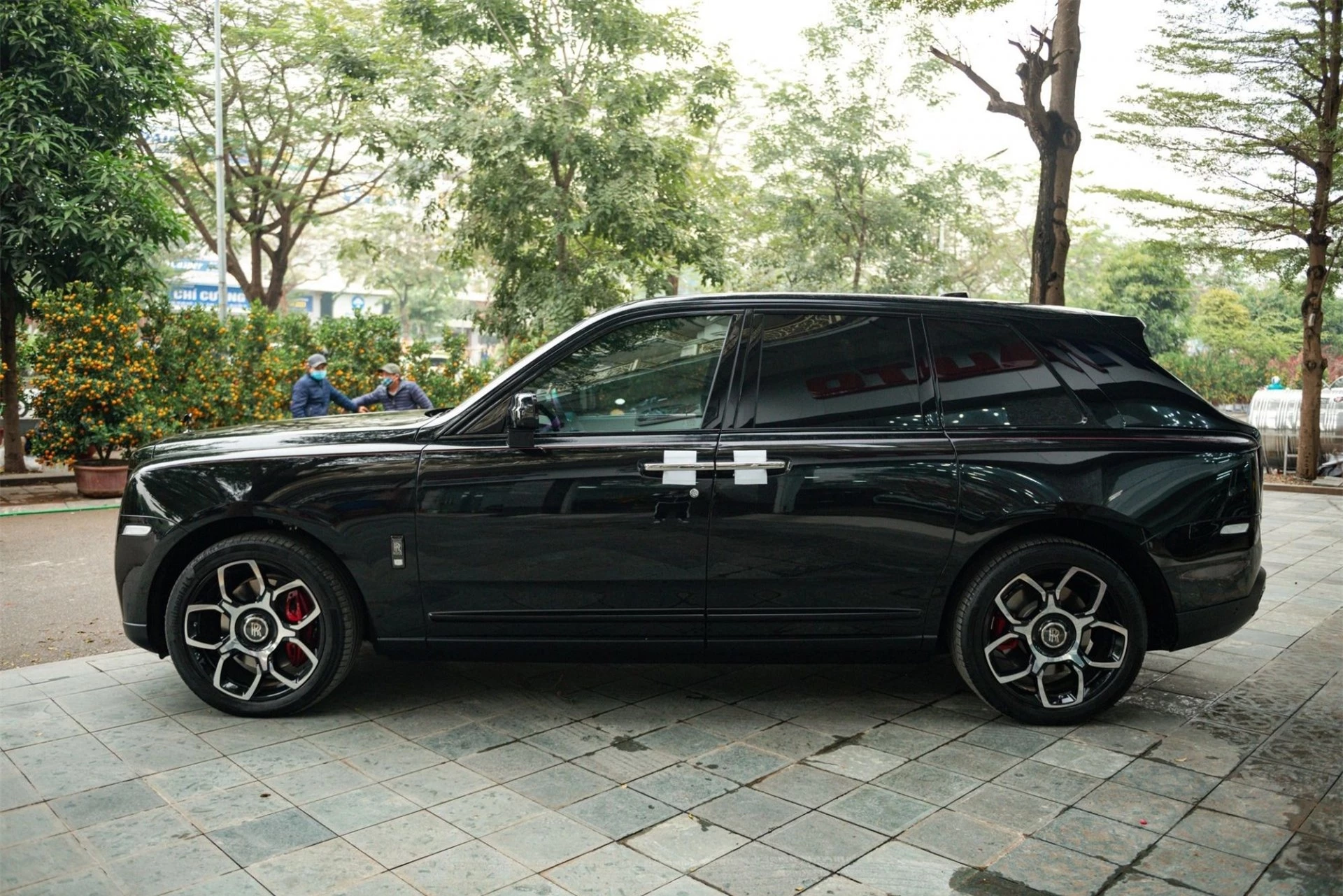 SUV siêu sang Rolls-Royce Cullinan Black Badge siêu lướt giá 'sương sương' 40 tỷ đồng 174137