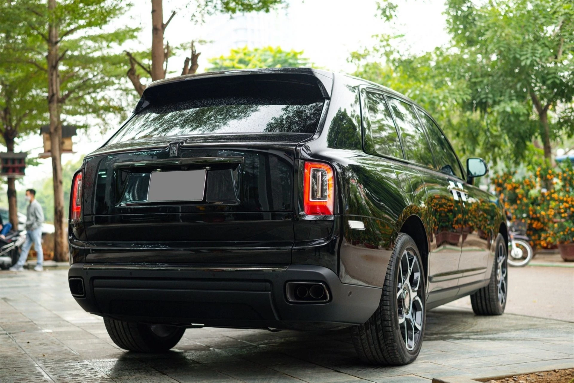 SUV siêu sang Rolls-Royce Cullinan Black Badge siêu lướt giá 'sương sương' 40 tỷ đồng 174135