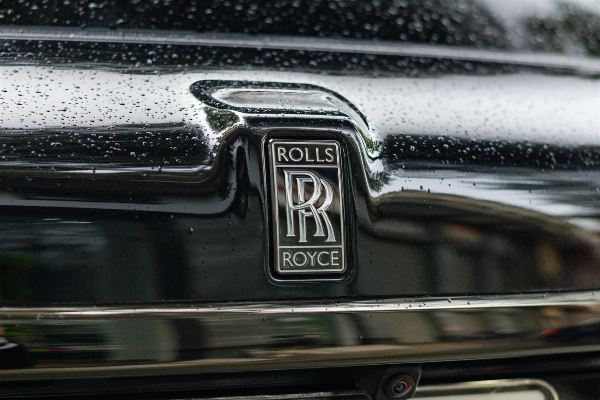 SUV siêu sang Rolls-Royce Cullinan Black Badge siêu lướt giá 'sương sương' 40 tỷ đồng 174142