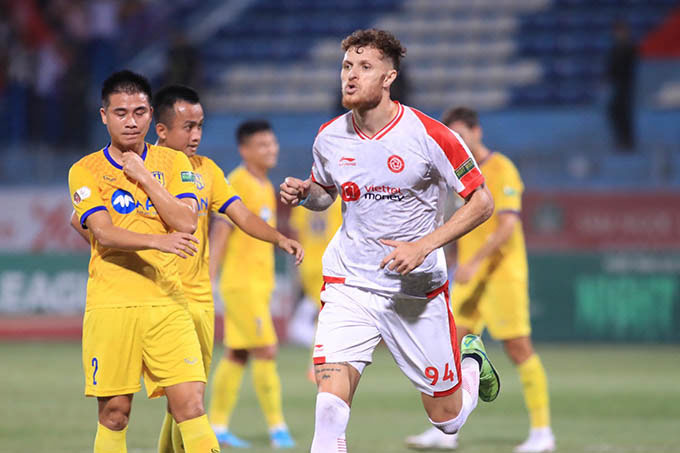 Viettel thắng SLNA 2-0, trở lại cuộc đua vô địch