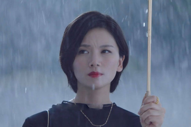 Chồng ngoại tình, tôi đến nhà tình địch nhấn chuông và để lại một chiếc khăn bạc màu đủ khiến chồng quỳ rạp xin tha thứ