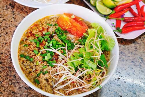 Quán bún rạm 'bán không ngơi tay' cả ngày ở Quy Nhơn